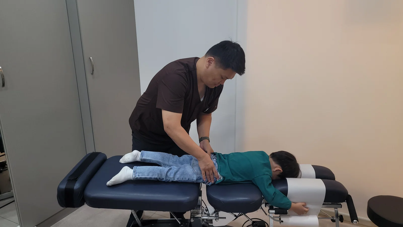 아이를 보는 성장 추나 치료